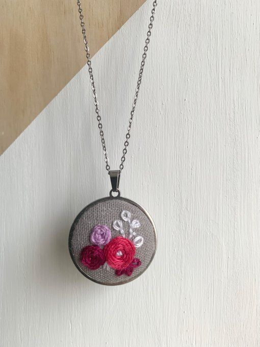 Collier broderie fleurs
