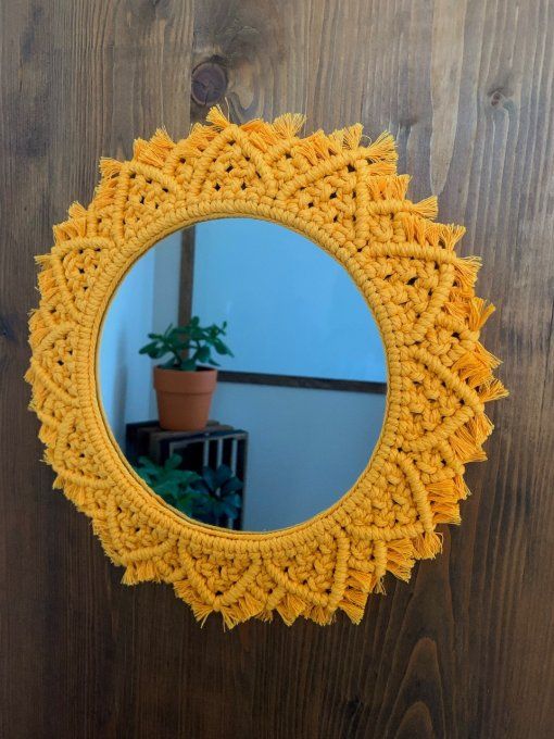 miroir-rond-soleil-macrame-jaune-moutarde