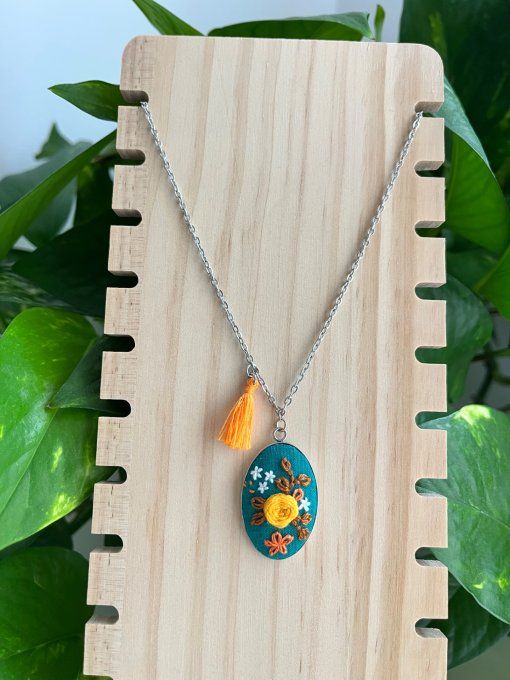 Collier broderie fleurs et pompon