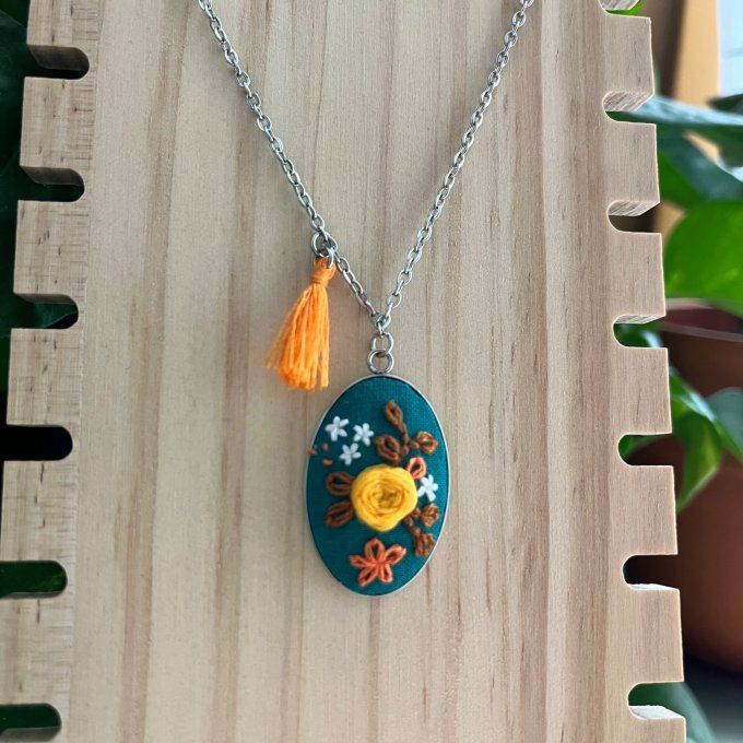 Collier broderie fleurs et pompon