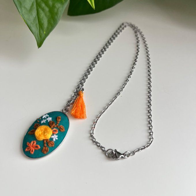 Collier broderie fleurs et pompon