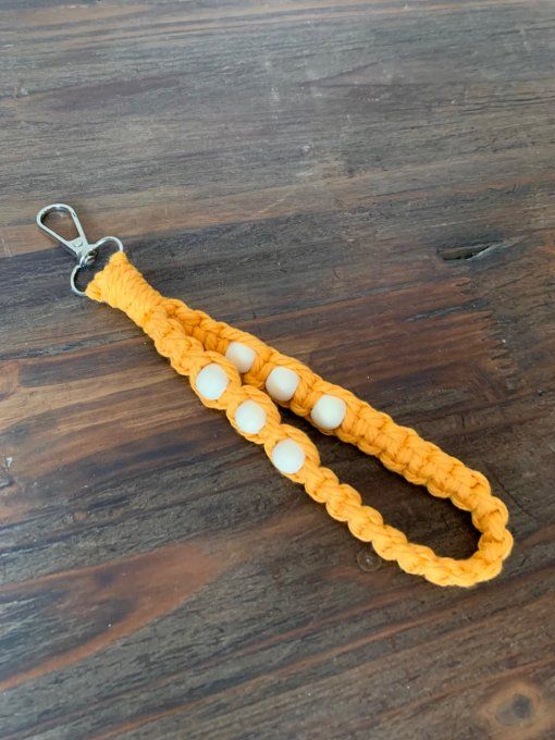 Porte clé de poignet en macramé et perles en bois