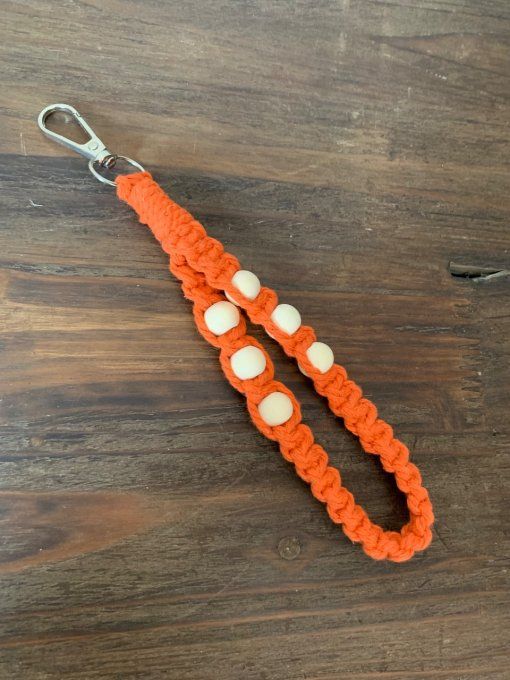 Porte clé de poignet en macramé et perles en bois