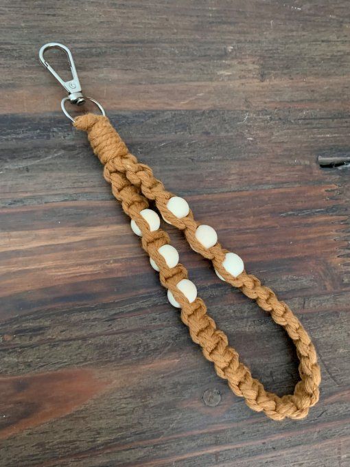 Porte clé de poignet en macramé et perles en bois