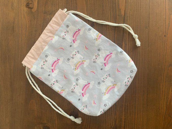 Pochon "chat licorne sur arc-en-ciel" 