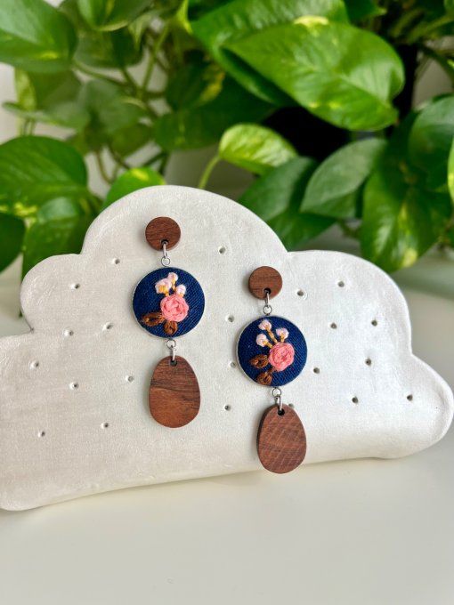 Boucles d'oreilles brodées  fleurs et breloques en bois
