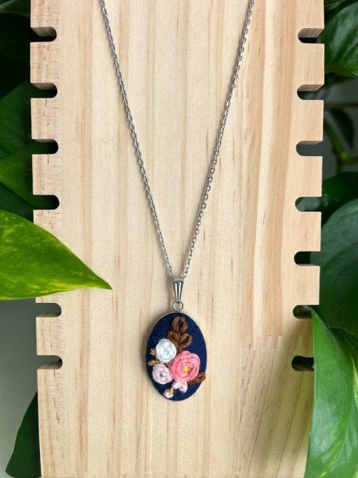 Collier brodé fleurs et feuillage, acier inoxydable  