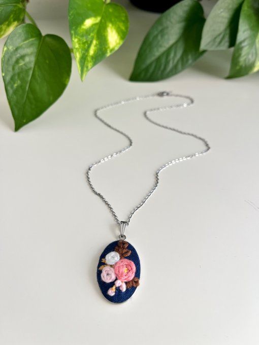 Collier brodé fleurs et feuillage, acier inoxydable  