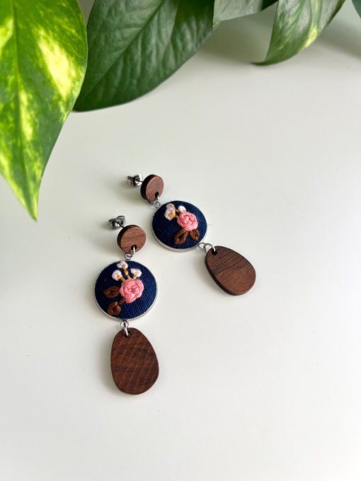 Boucles d'oreilles brodées  fleurs et breloques en bois