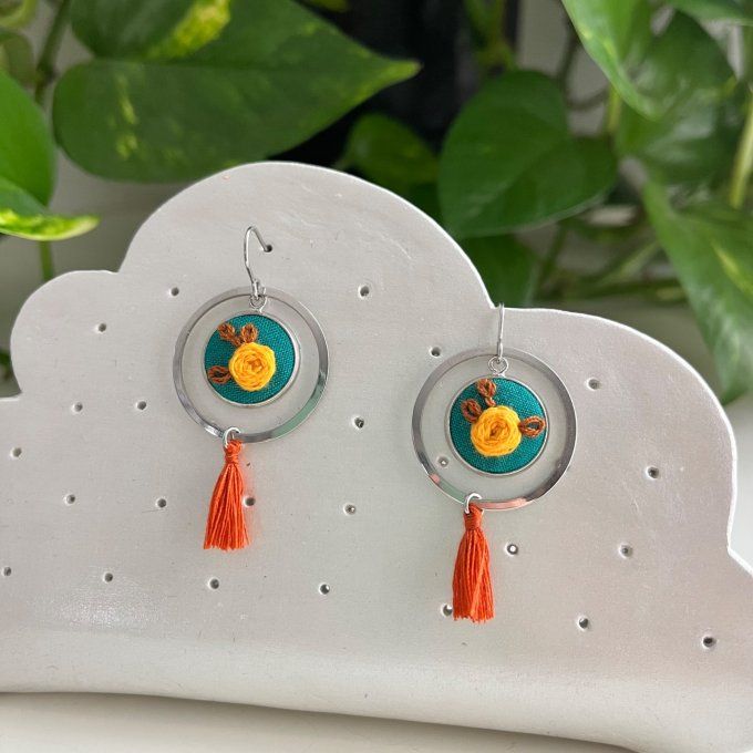 Boucles d'oreilles brodées  fleurs, cercles et pompons 