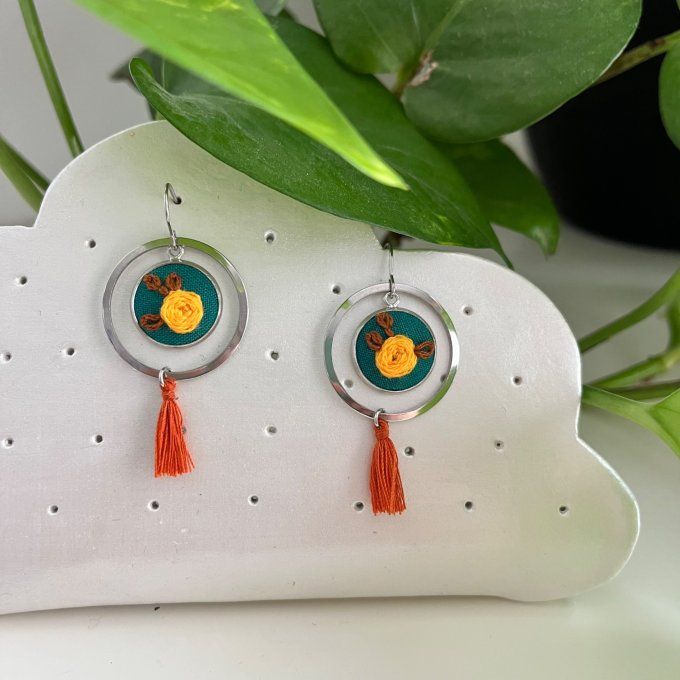 Boucles d'oreilles brodées  fleurs, cercles et pompons 