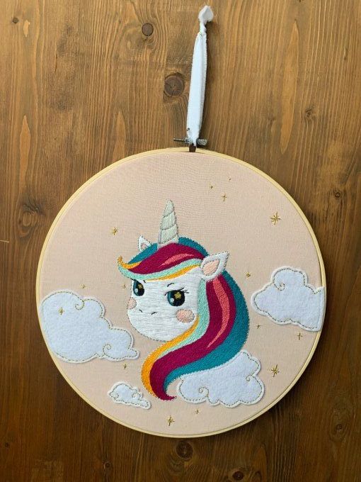 Suspension broderie licorne