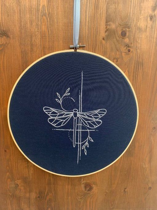 Tambour brodé libellule