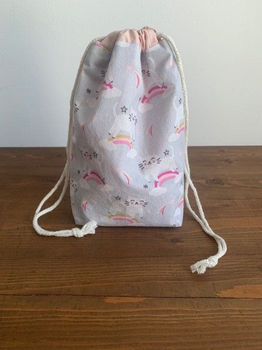 Pochon chat licorne sur arc-en-ciel
