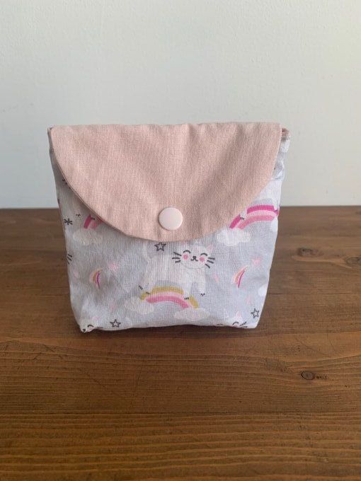 Pochette chat licorne sur arc-en-ciel