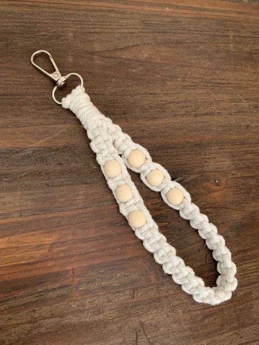 Porte clé de poignet en macramé et perles en bois