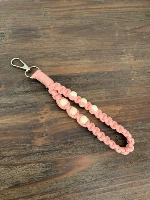 Porte clé de poignet en macramé et perles en bois 