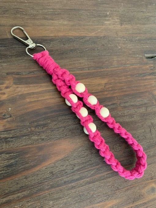 Porte clé de poignet en macramé et perles en bois 