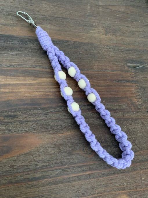 Porte clé de poignet en macramé et perles en bois 
