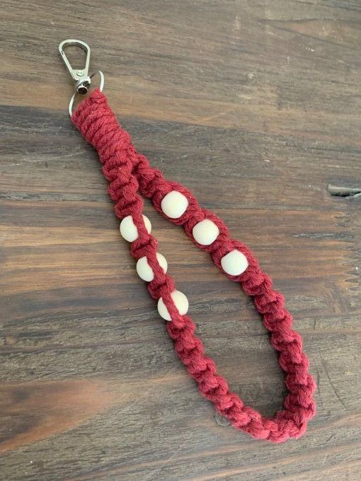 Porte clé de poignet en macramé et perles en bois 