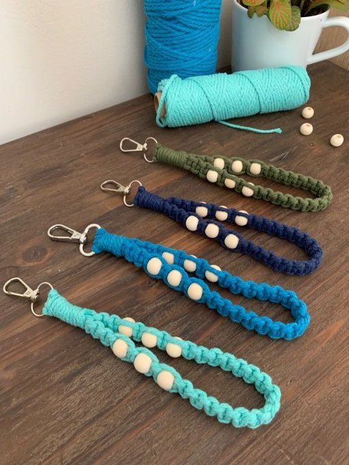 Porte clé de poignet en macramé et perles en bois  