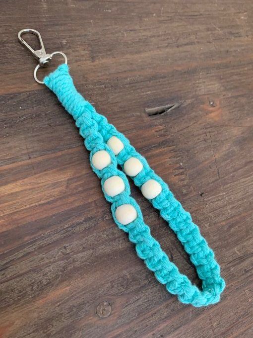 Porte clé de poignet en macramé et perles en bois  