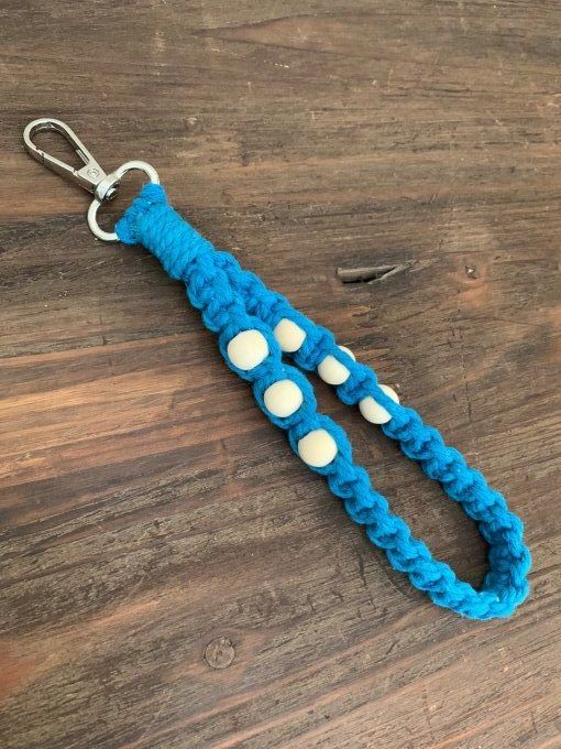 Porte clé de poignet en macramé et perles en bois  