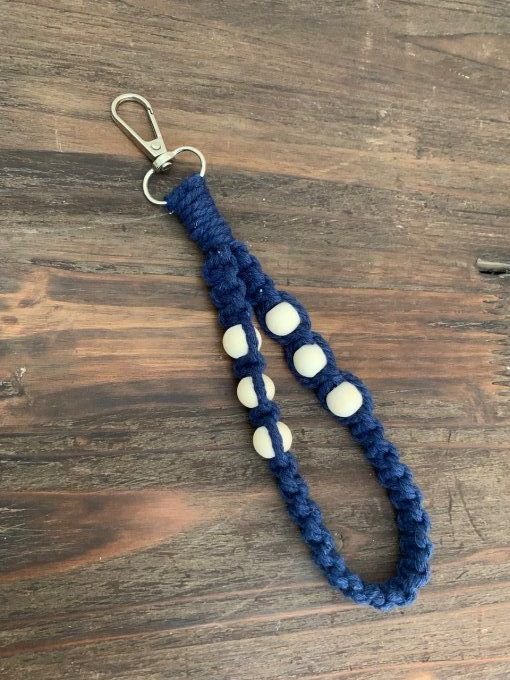 Porte clé de poignet en macramé et perles en bois  