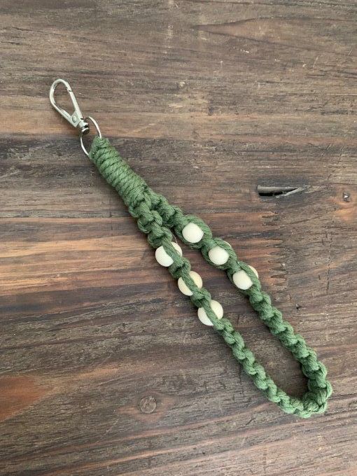 Porte clé de poignet en macramé et perles en bois  