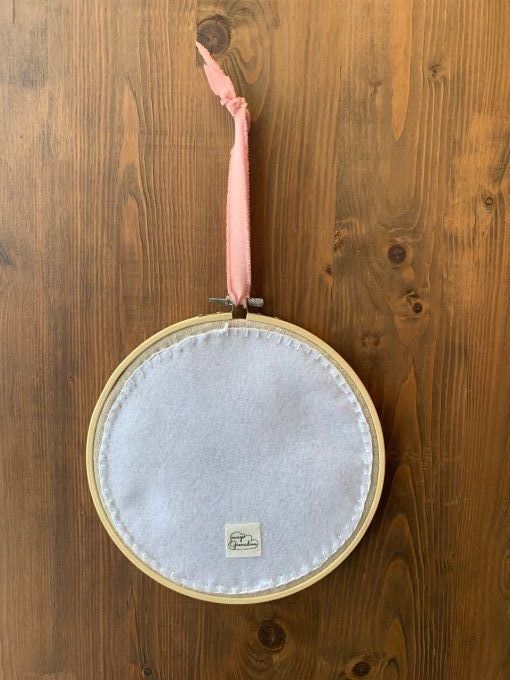 Tambour brodé "arc en ciel et fleurs", moyen modèle   