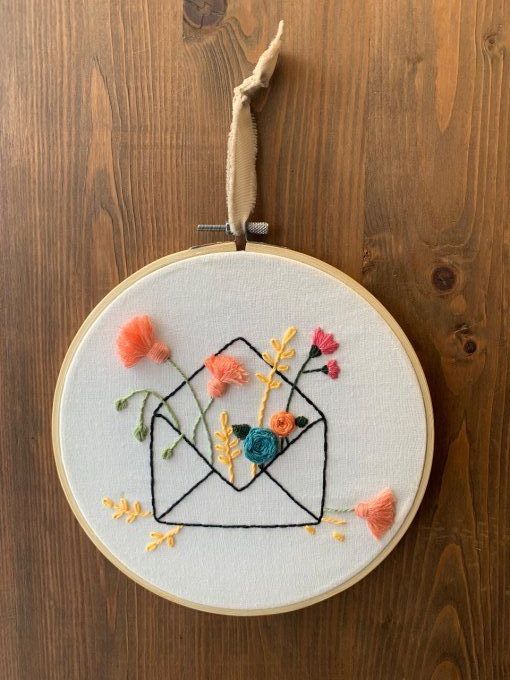 Tambour brodé "enveloppe et fleurs", moyen modèle   