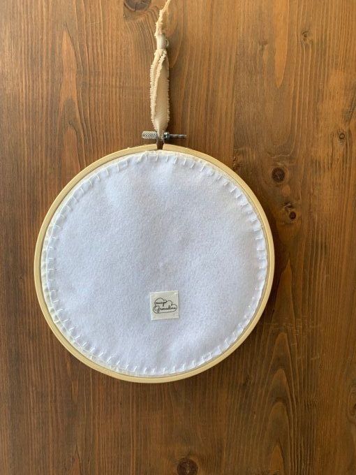 Tambour brodé "enveloppe et fleurs", moyen modèle   
